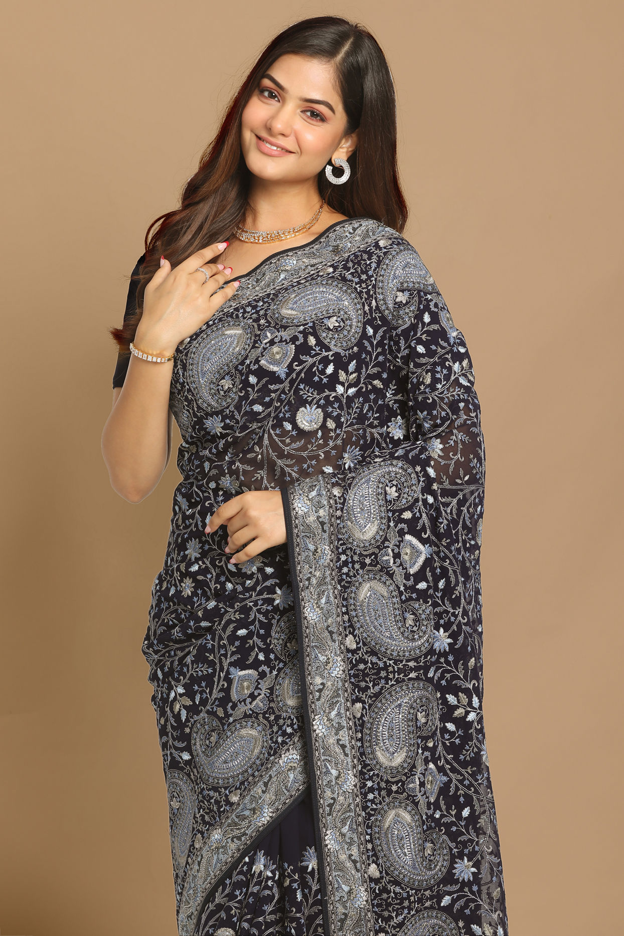alt message - Mohey Women Luxurious Dark Blue Saree image number 1